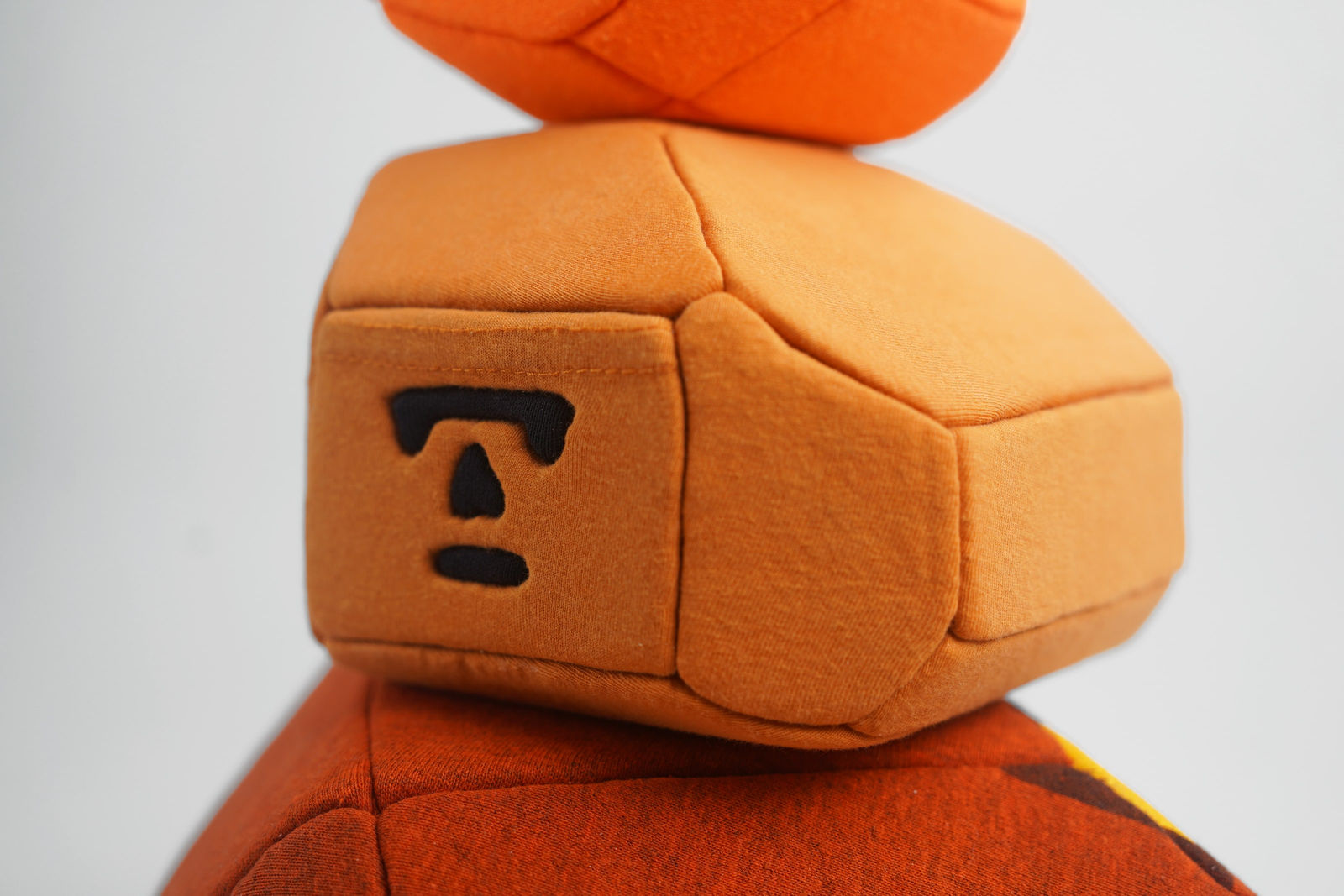 劉正堃 Abei LIU, 橘色呢喃石悄悄守護著 Whisperocks: Orange , 2025