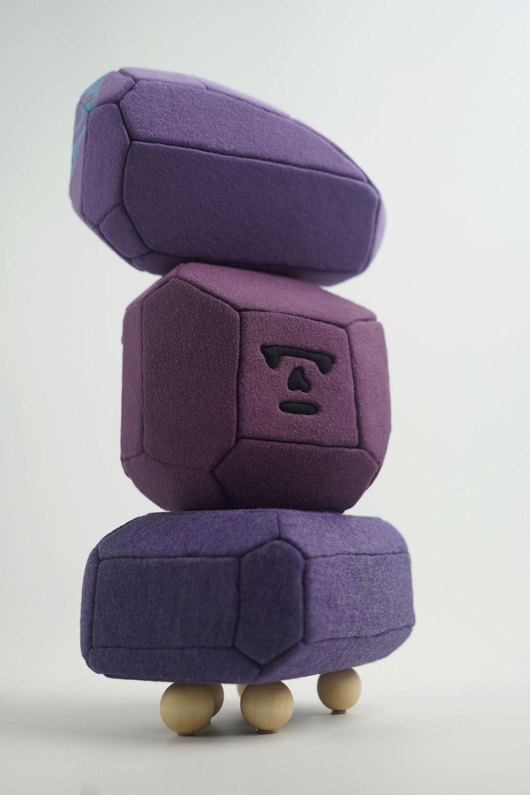 劉正堃 Abei LIU, 紫色呢喃石悄悄守護著 Whisperocks: Purple , 2025