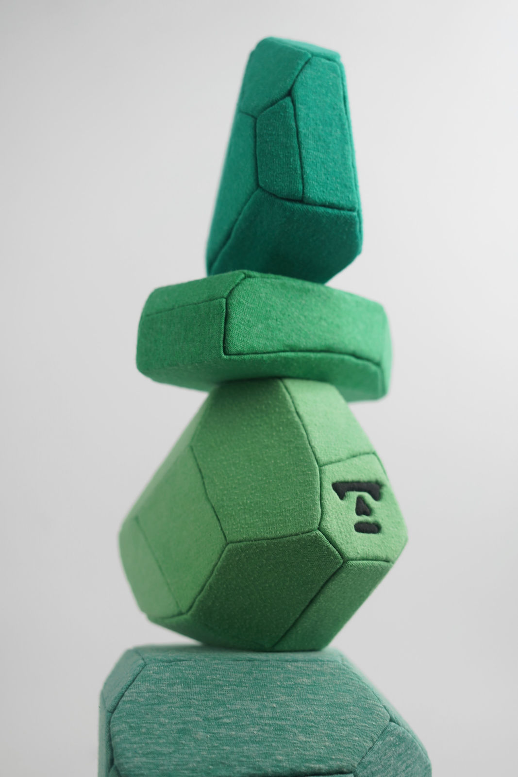 劉正堃 Abei LIU, 綠色呢喃石悄悄守護著 Whisperocks: Green , 2025