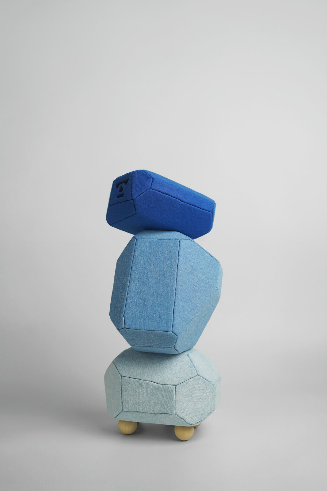 劉正堃 Abei LIU, 藍色呢喃石悄悄守護著 Whisperocks: Blue , 2025