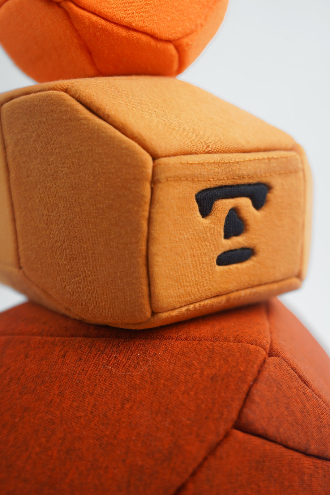 劉正堃 Abei LIU, 橘色呢喃石悄悄守護著 Whisperocks: Orange , 2025