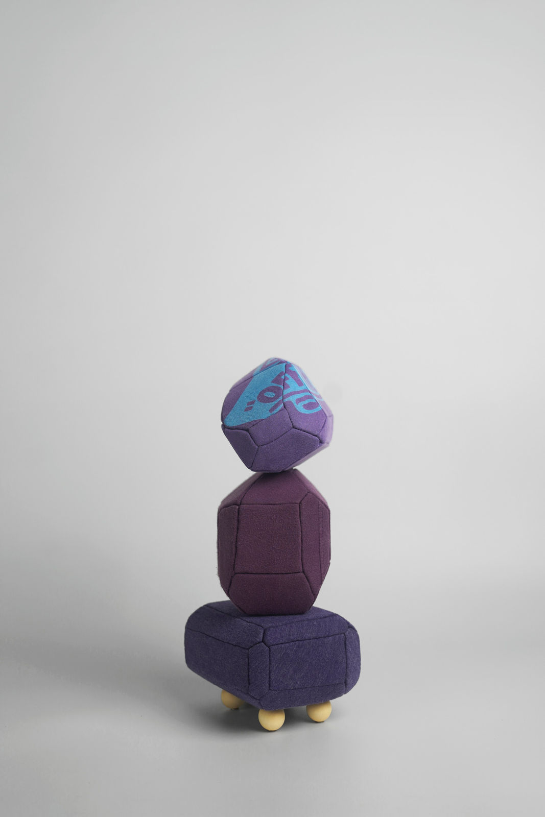 劉正堃 Abei LIU, 紫色呢喃石悄悄守護著 Whisperocks: Purple , 2025