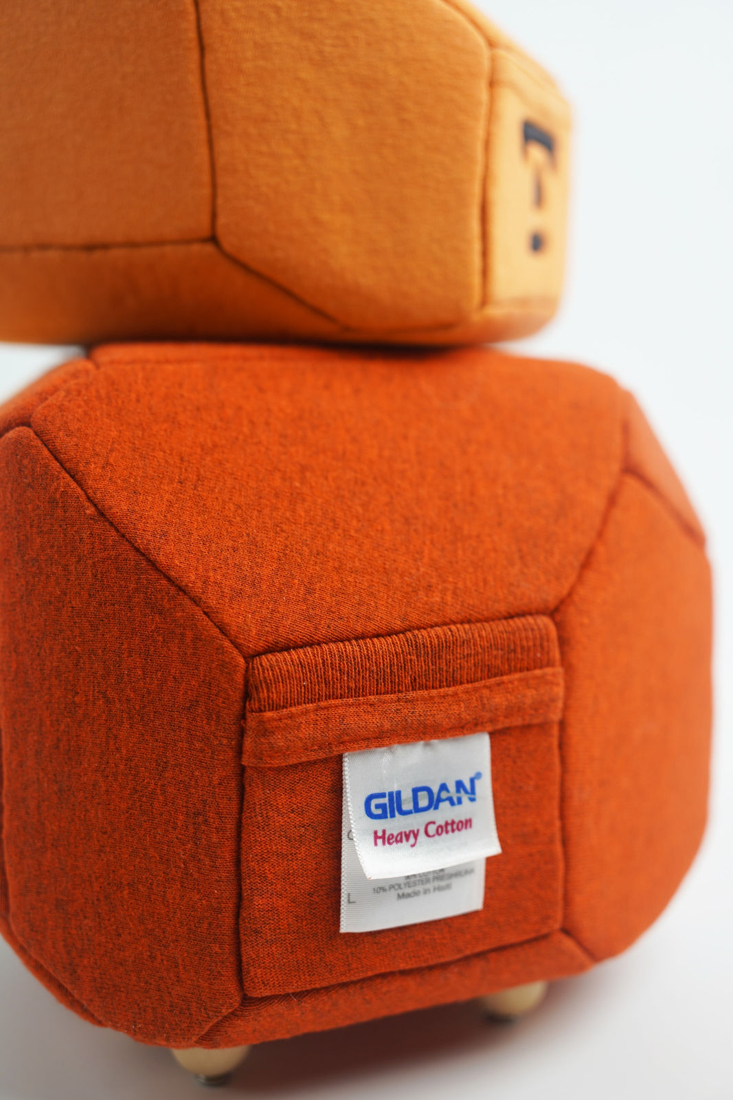 劉正堃 Abei LIU, 橘色呢喃石悄悄守護著 Whisperocks: Orange , 2025