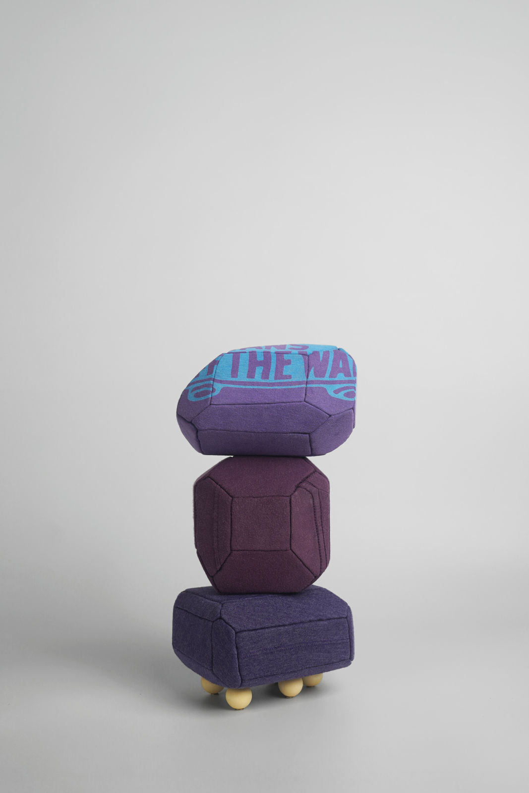 劉正堃 Abei LIU, 紫色呢喃石悄悄守護著 Whisperocks: Purple , 2025