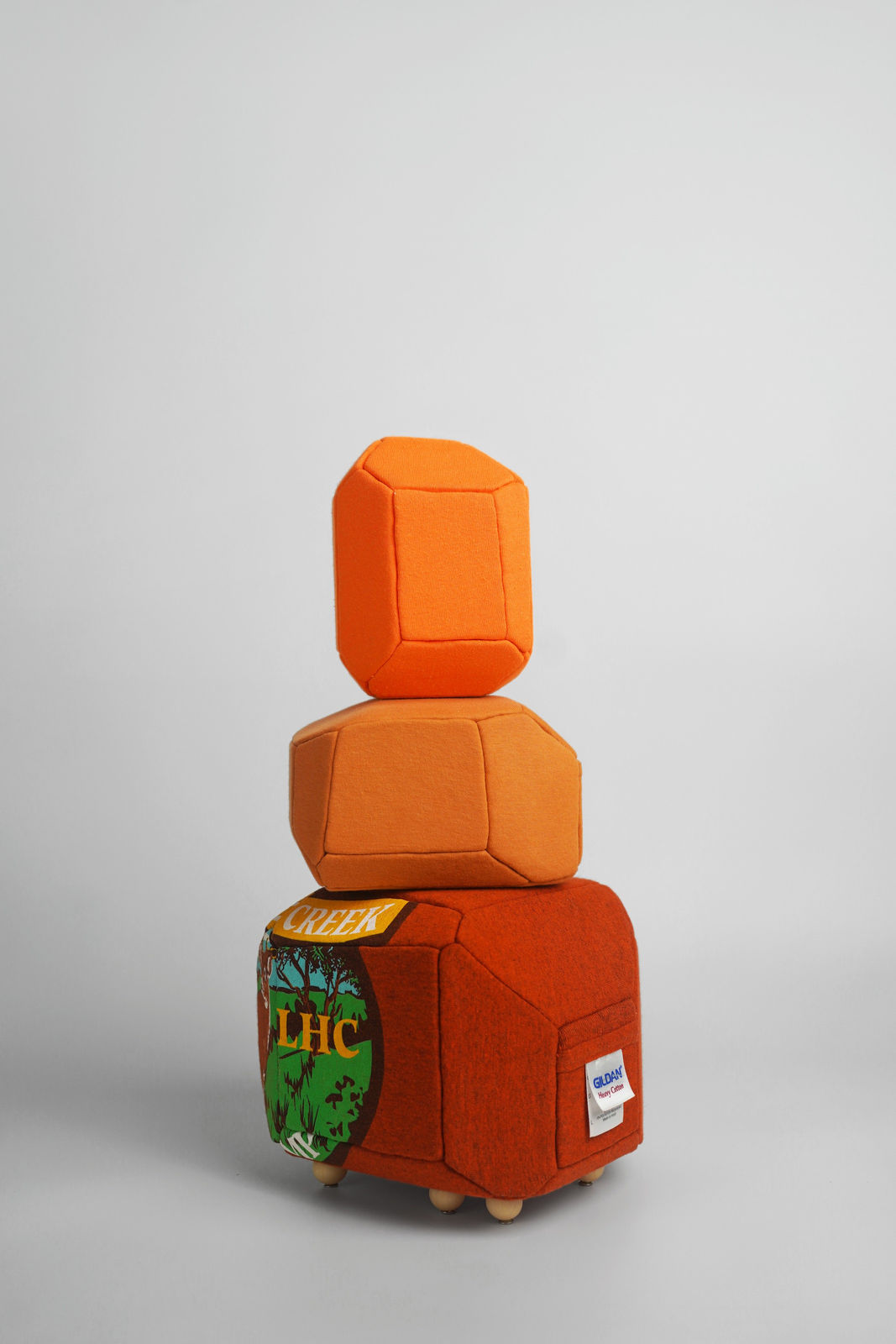 劉正堃 Abei LIU, 橘色呢喃石悄悄守護著 Whisperocks: Orange , 2025