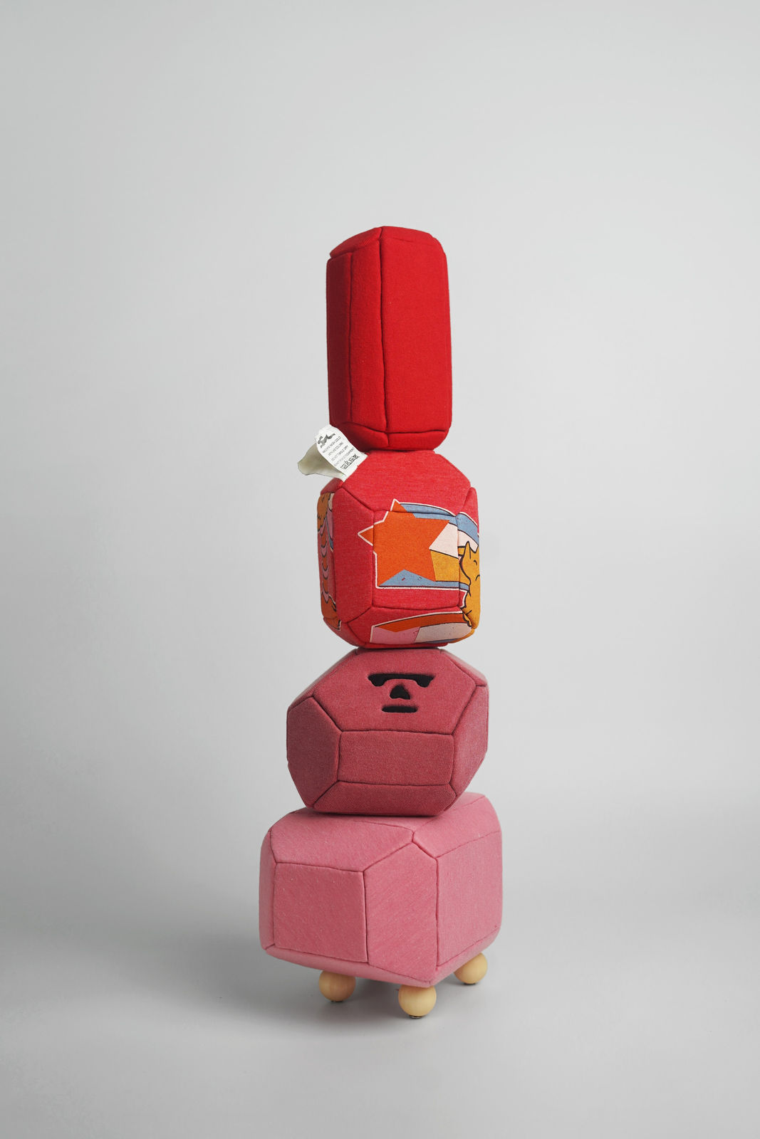 劉正堃 Abei LIU, 紅色呢喃石悄悄守護著 Whisperocks: Red , 2025