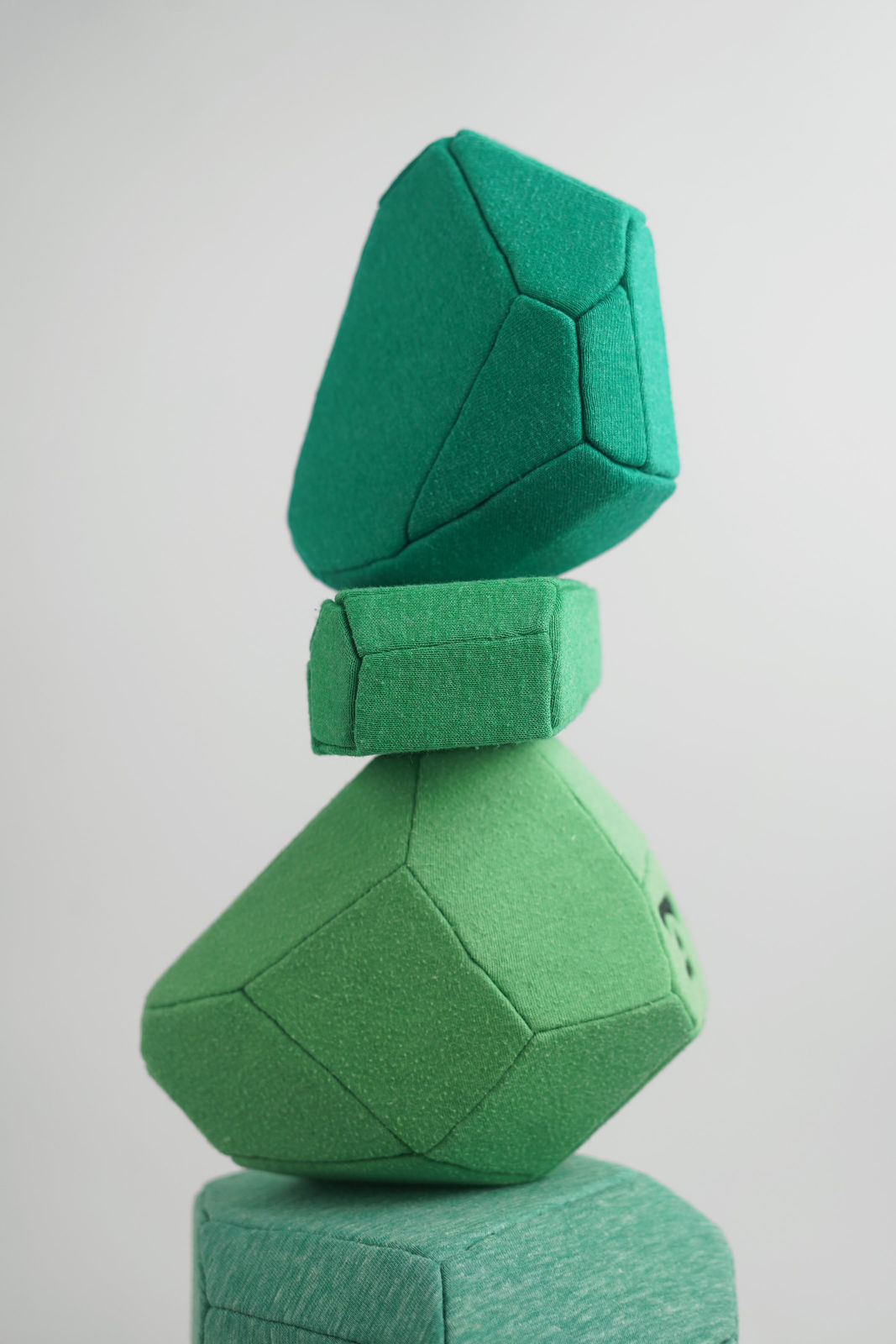 劉正堃 Abei LIU, 綠色呢喃石悄悄守護著 Whisperocks: Green , 2025