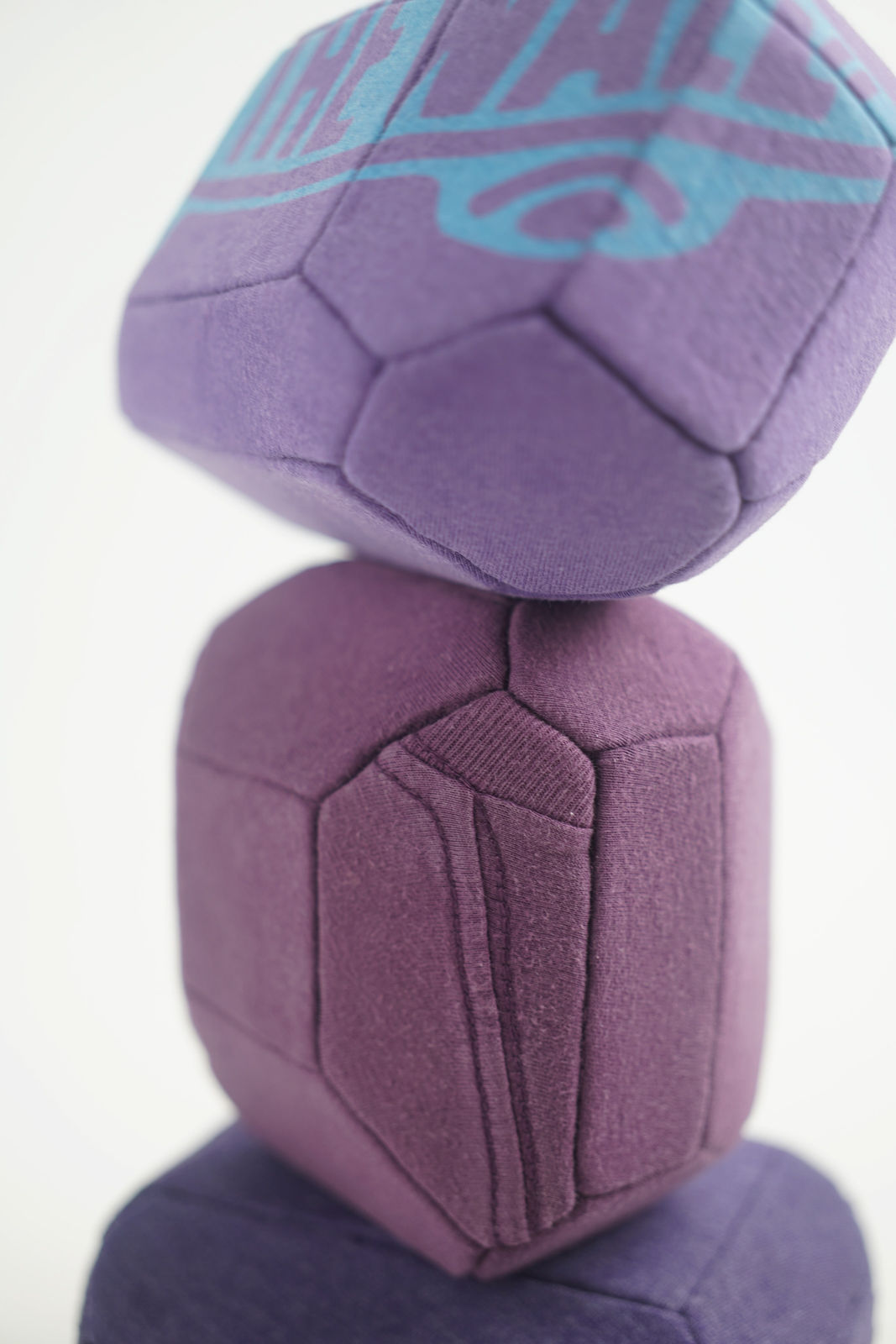 劉正堃 Abei LIU, 紫色呢喃石悄悄守護著 Whisperocks: Purple , 2025