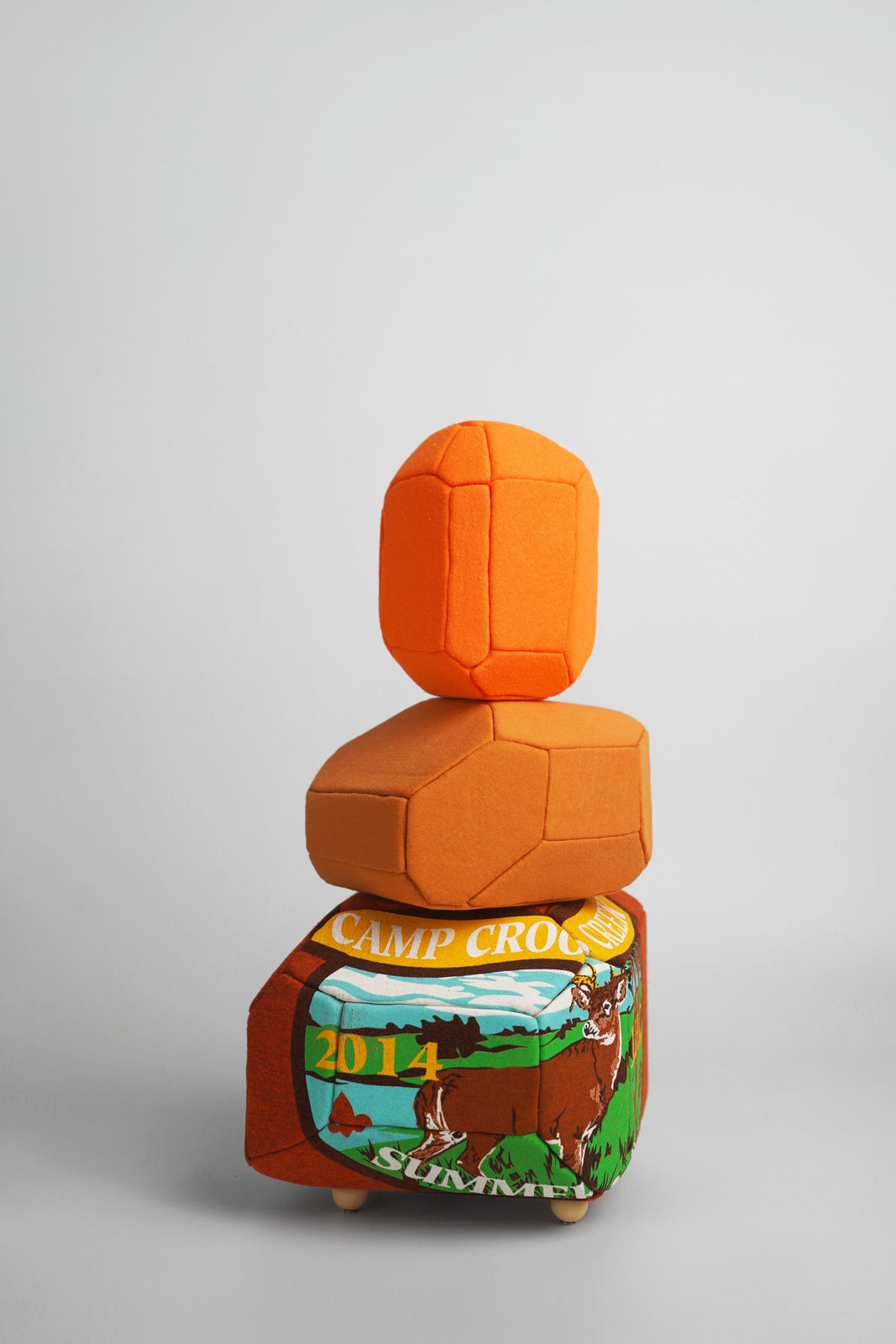 劉正堃 Abei LIU, 橘色呢喃石悄悄守護著 Whisperocks: Orange , 2025