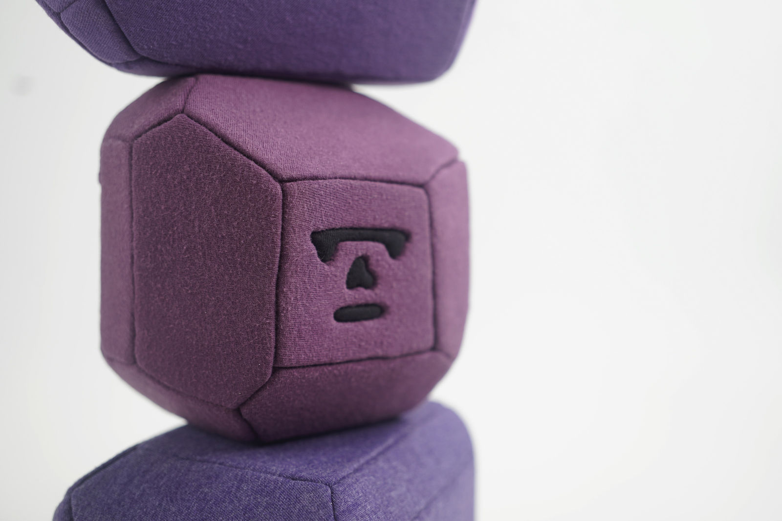 劉正堃 Abei LIU, 紫色呢喃石悄悄守護著 Whisperocks: Purple , 2025