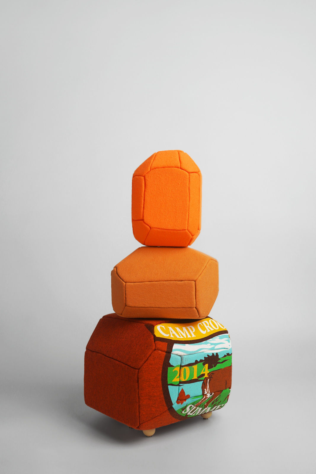 劉正堃 Abei LIU, 橘色呢喃石悄悄守護著 Whisperocks: Orange , 2025