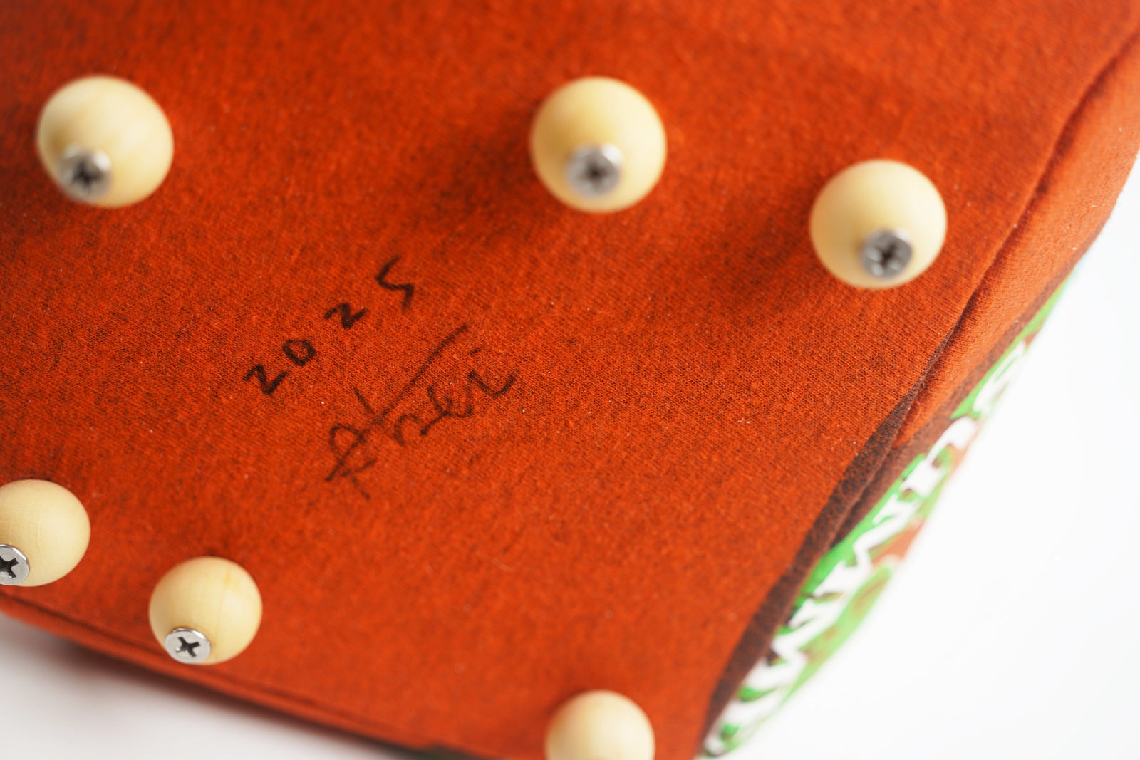 劉正堃 Abei LIU, 橘色呢喃石悄悄守護著 Whisperocks: Orange , 2025