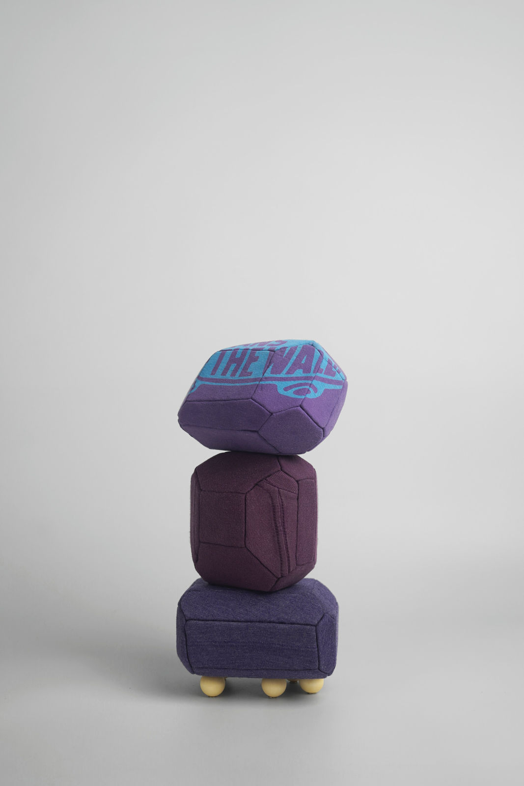 劉正堃 Abei LIU, 紫色呢喃石悄悄守護著 Whisperocks: Purple , 2025