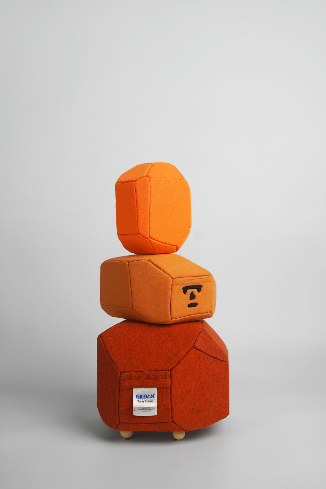 劉正堃 Abei LIU, 橘色呢喃石悄悄守護著 Whisperocks: Orange , 2025