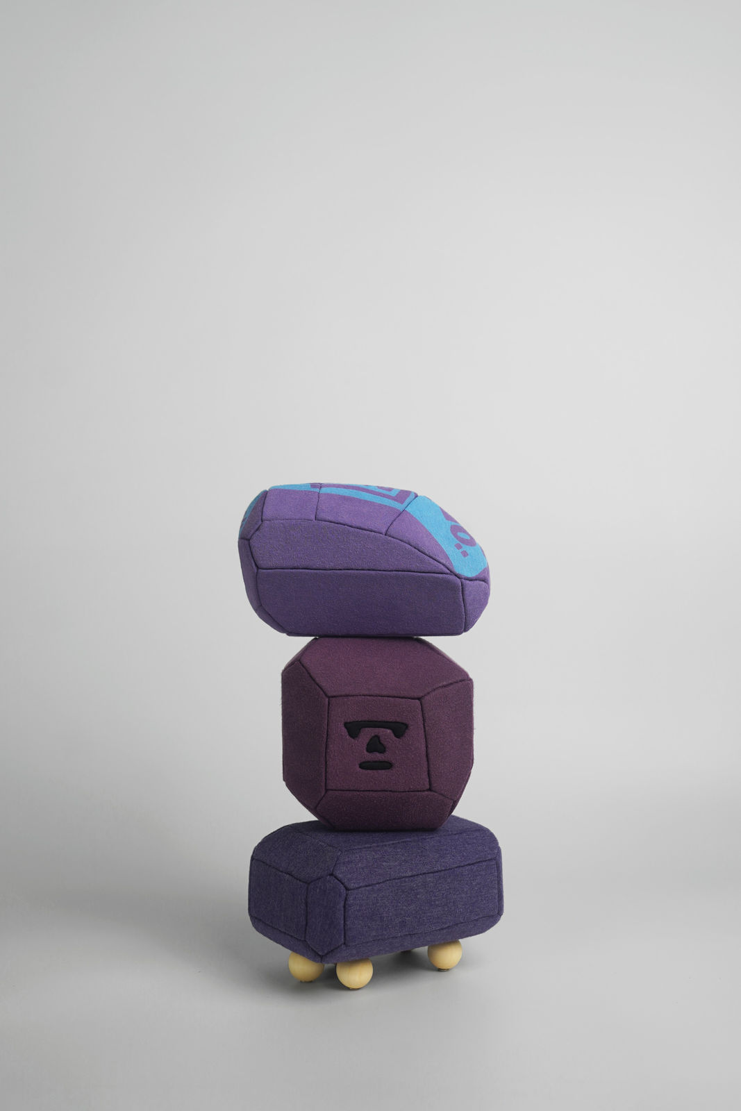 劉正堃 Abei LIU, 紫色呢喃石悄悄守護著 Whisperocks: Purple , 2025