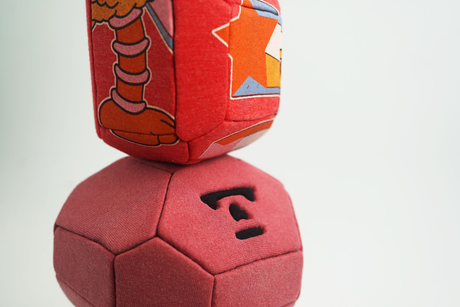 劉正堃 Abei LIU, 紅色呢喃石悄悄守護著 Whisperocks: Red , 2025