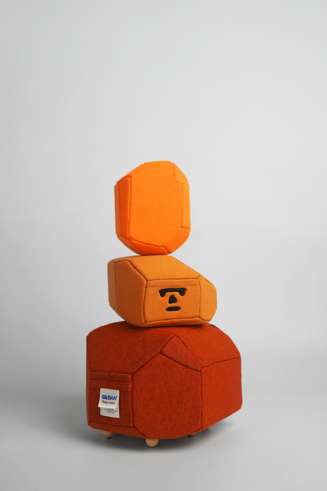 劉正堃 Abei LIU, 橘色呢喃石悄悄守護著 Whisperocks: Orange , 2025