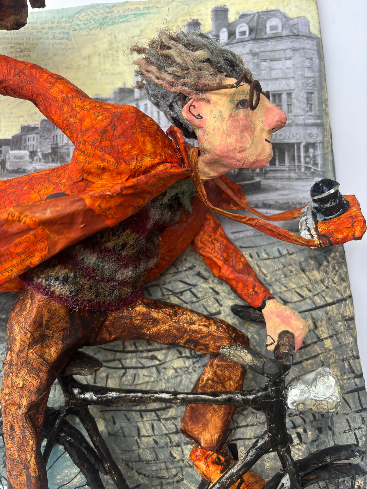 Luned Rhys Parri, Newyddiadurwr ar ei Feic | Journalist on his Bicycle, 2025