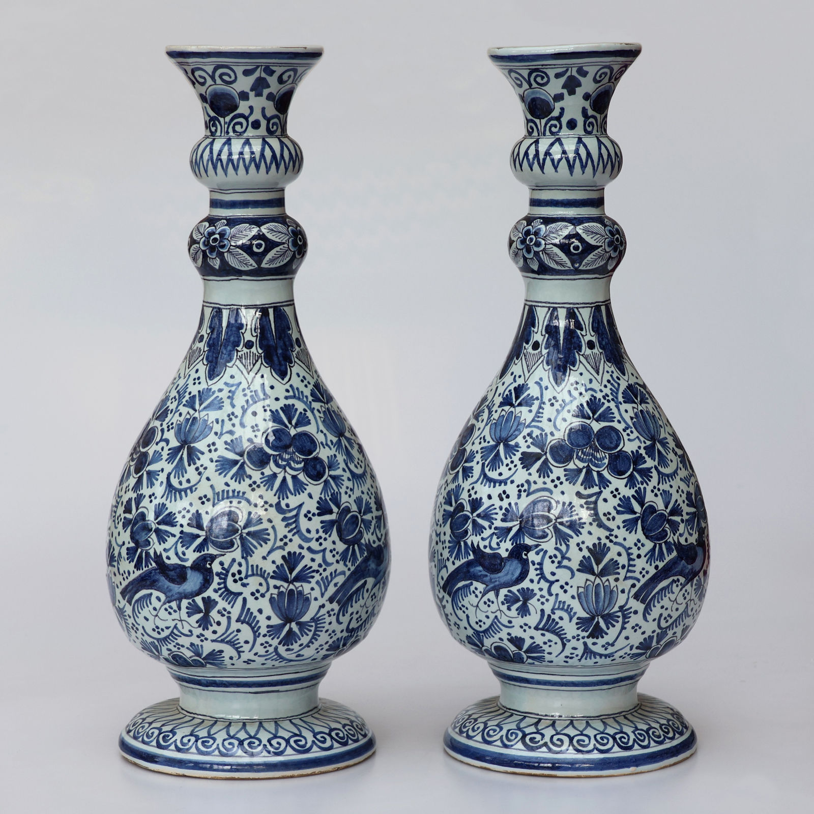 A Very Good Pair of Delft Vases - 18th Century