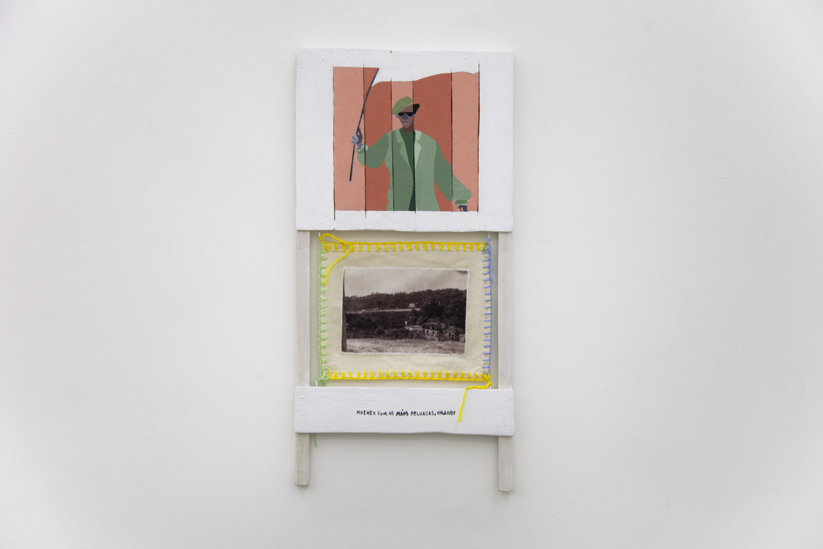 Desali, Mulher com as mãos fechadas, orando, 2022