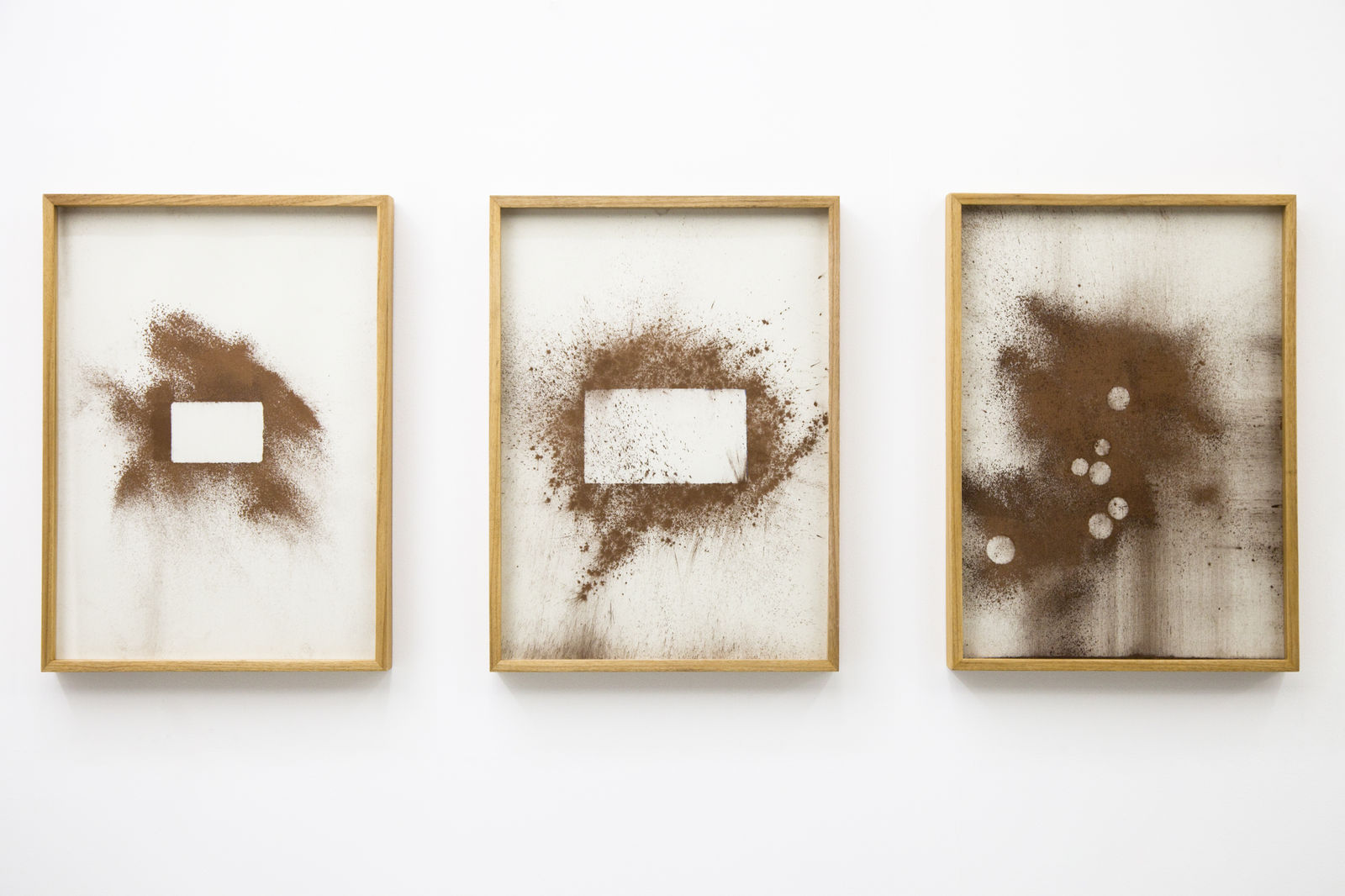 Lais Myrrha, Derrama cobre (cartão, cheque, moedas) (Derrama cooper (card, checkbook and coins)), 2021