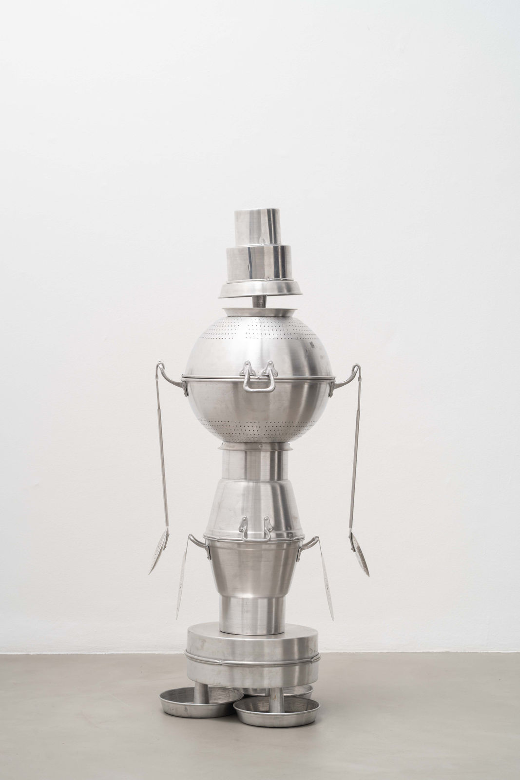 Marepe, O homem de chapéu [The man with a hat], 2025