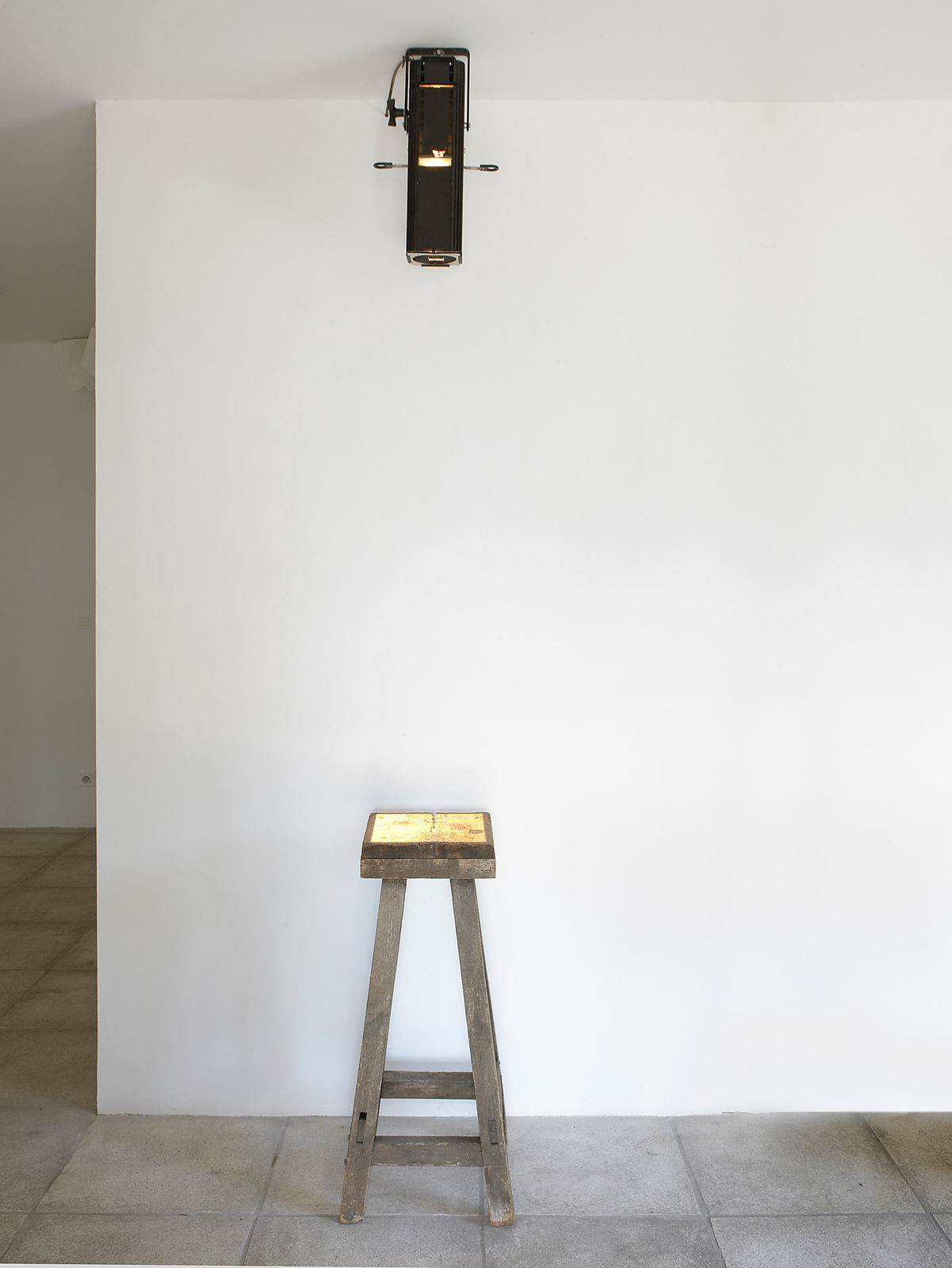 Michel VERJUX, Découpe en douche de 26 x 26 cm sur sellette, 2006