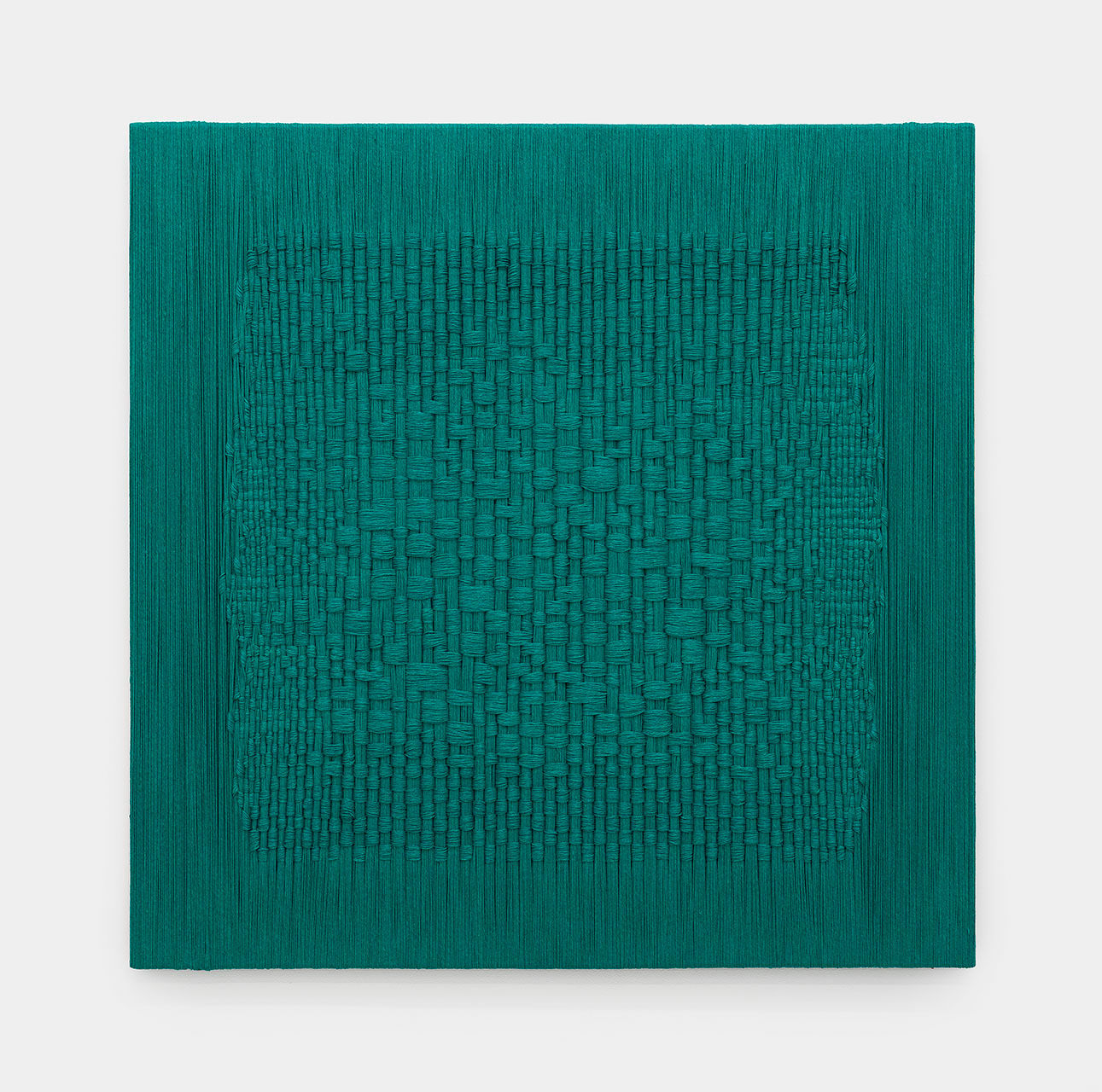 Sheila Hicks, Emerald Appearing Disappearing / Emeraude Apparaissant Disparaissant, 2025