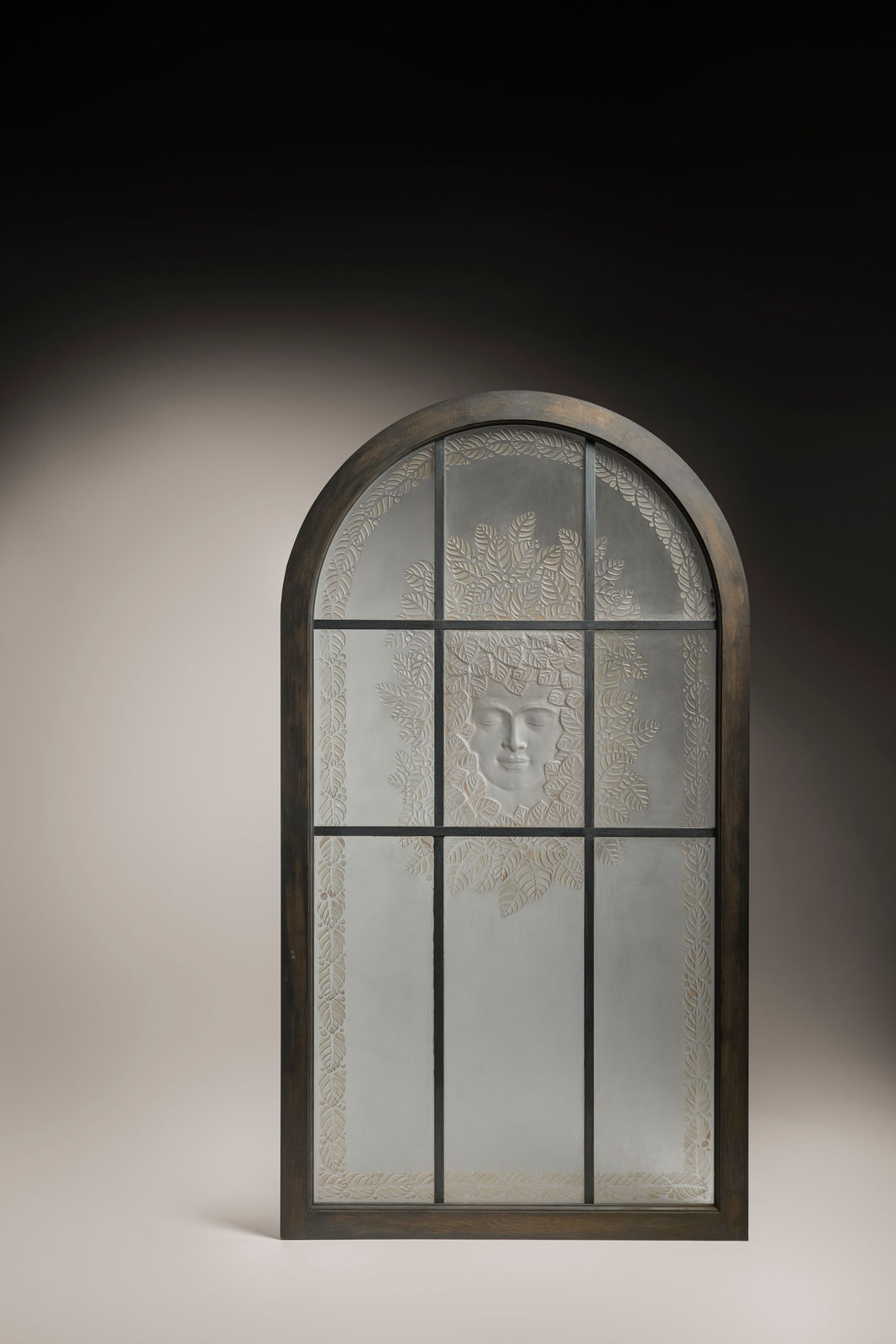 RENÉ LALIQUE, TETE DE FEMME AUX FEUILLAGES, c. 1930