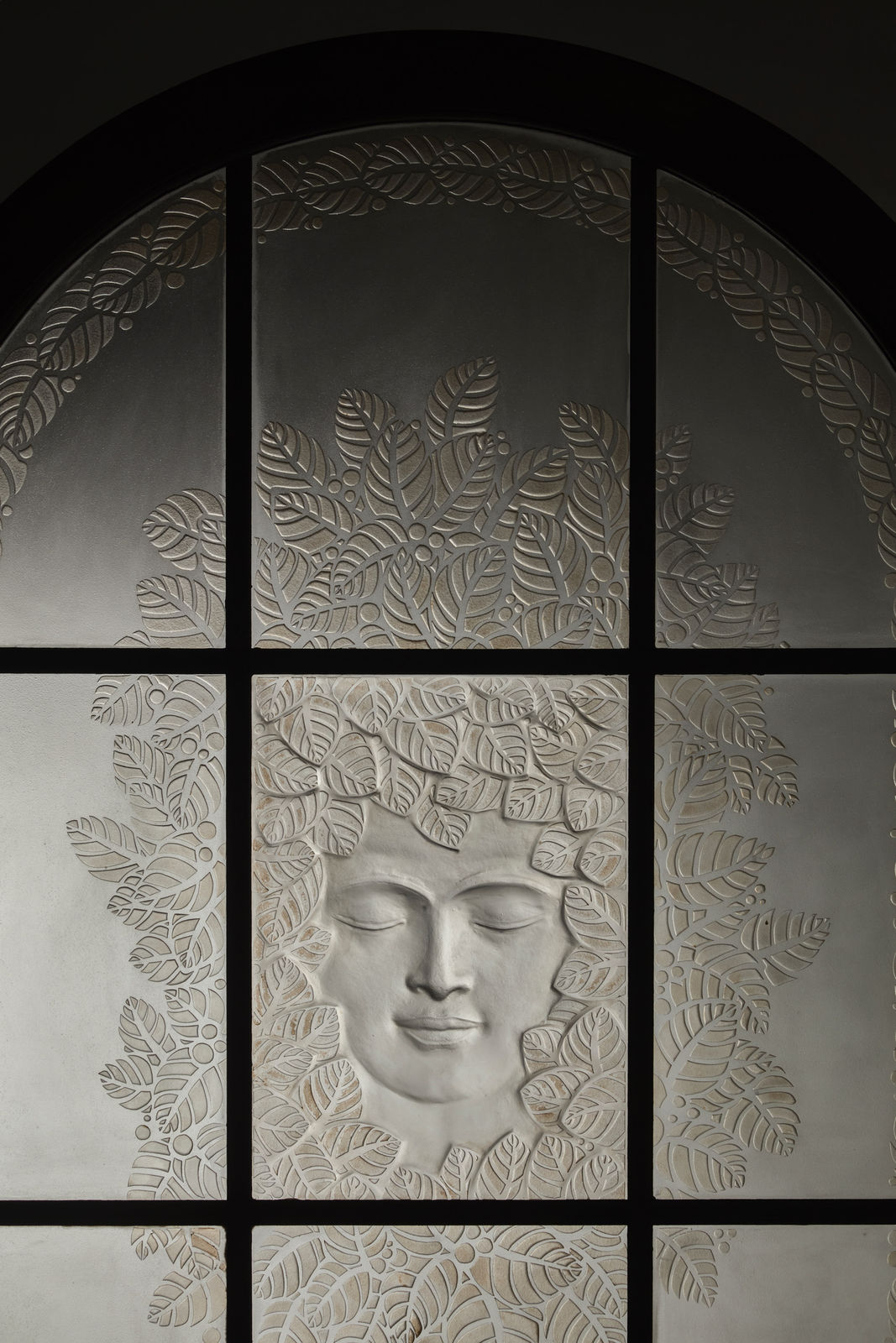 RENÉ LALIQUE, TETE DE FEMME AUX FEUILLAGES, c. 1930