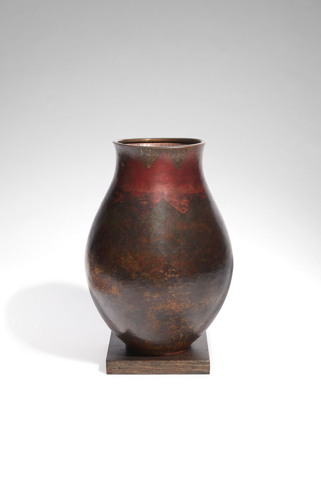 CLAUDIUS LINOSSIER, VASE TRIANGLE EN CHUTE, c. 1930