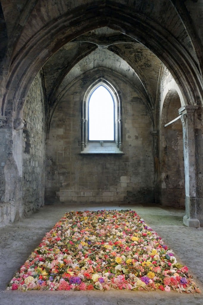 AURÉLIA ZAHEDI, Tapis de fleurs, 2013