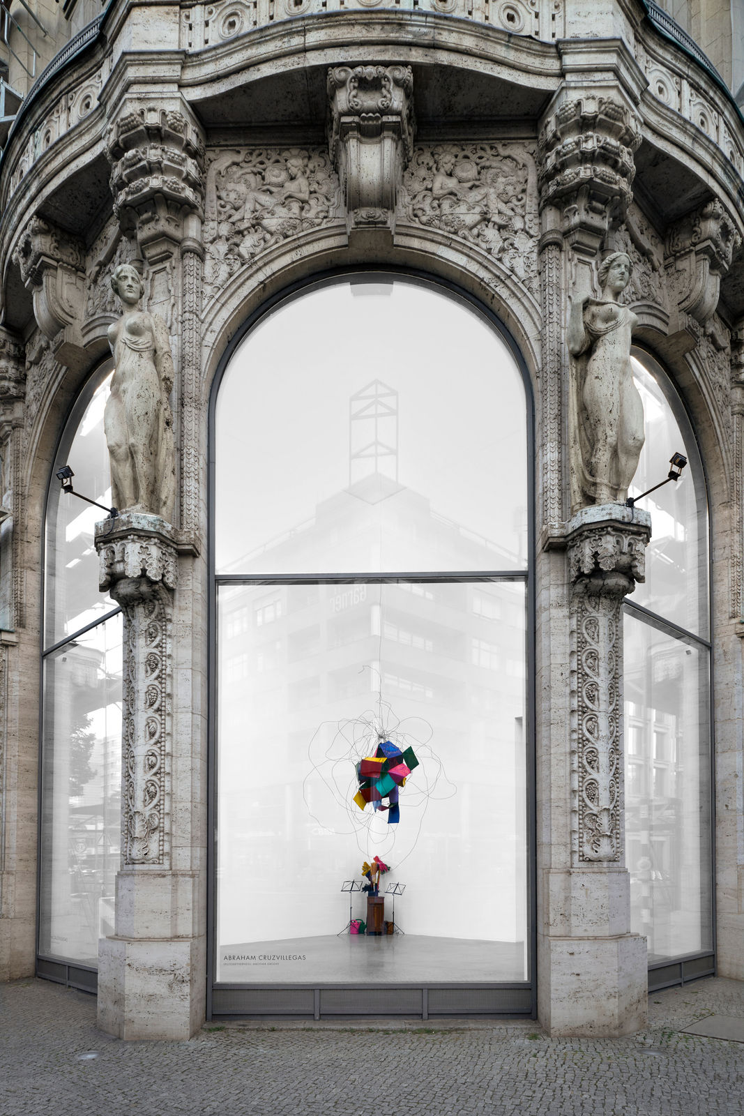 Abraham Cruzvillegas, Pending monozygotic sculpture, laughing at its own fate and stories, listening to ‘Genius of love’, with Tom Tom Club, sipping a large Augustiner from tap, after devouring an indecently monumental ganze hinterhaxe vom Schweineschinken, and speculating about the expectations of the new generations in terms of the potential of education, culture, art, peace and dignity, facing the current political and economical landscape, 2025