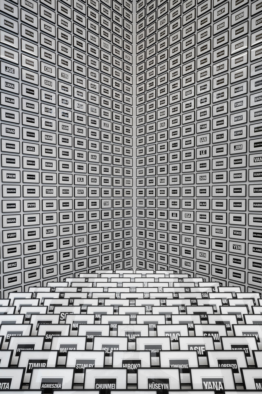 Allan McCollum, The World: A Moment in Time , 2024