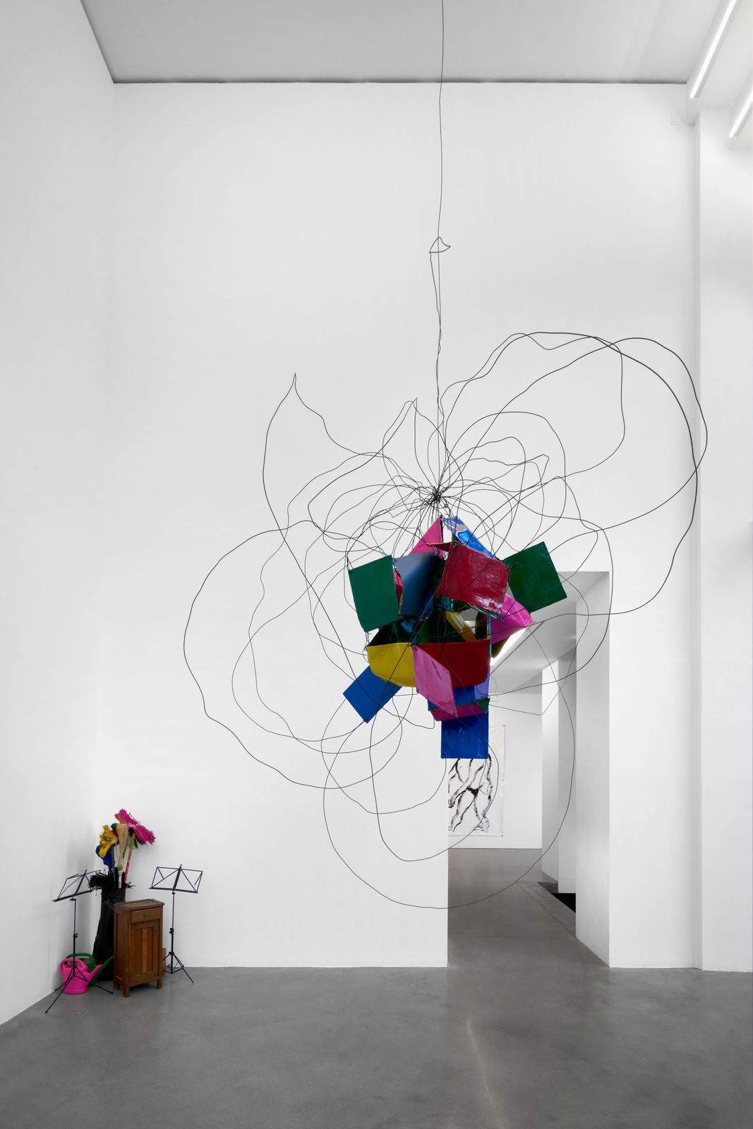 Abraham Cruzvillegas, Pending monozygotic sculpture, laughing at its own fate and stories, listening to ‘Genius of love’, with Tom Tom Club, sipping a large Augustiner from tap, after devouring an indecently monumental ganze hinterhaxe vom Schweineschinken, and speculating about the expectations of the new generations in terms of the potential of education, culture, art, peace and dignity, facing the current political and economical landscape, 2025