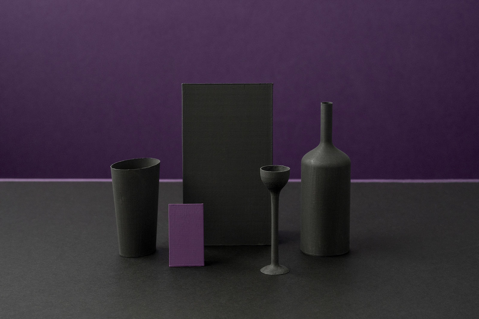 Olena Zubach, Tihožitje s črnim in škrlatnim pravokotnikom / Still Life with Black and Magenta Rectangles, 2025