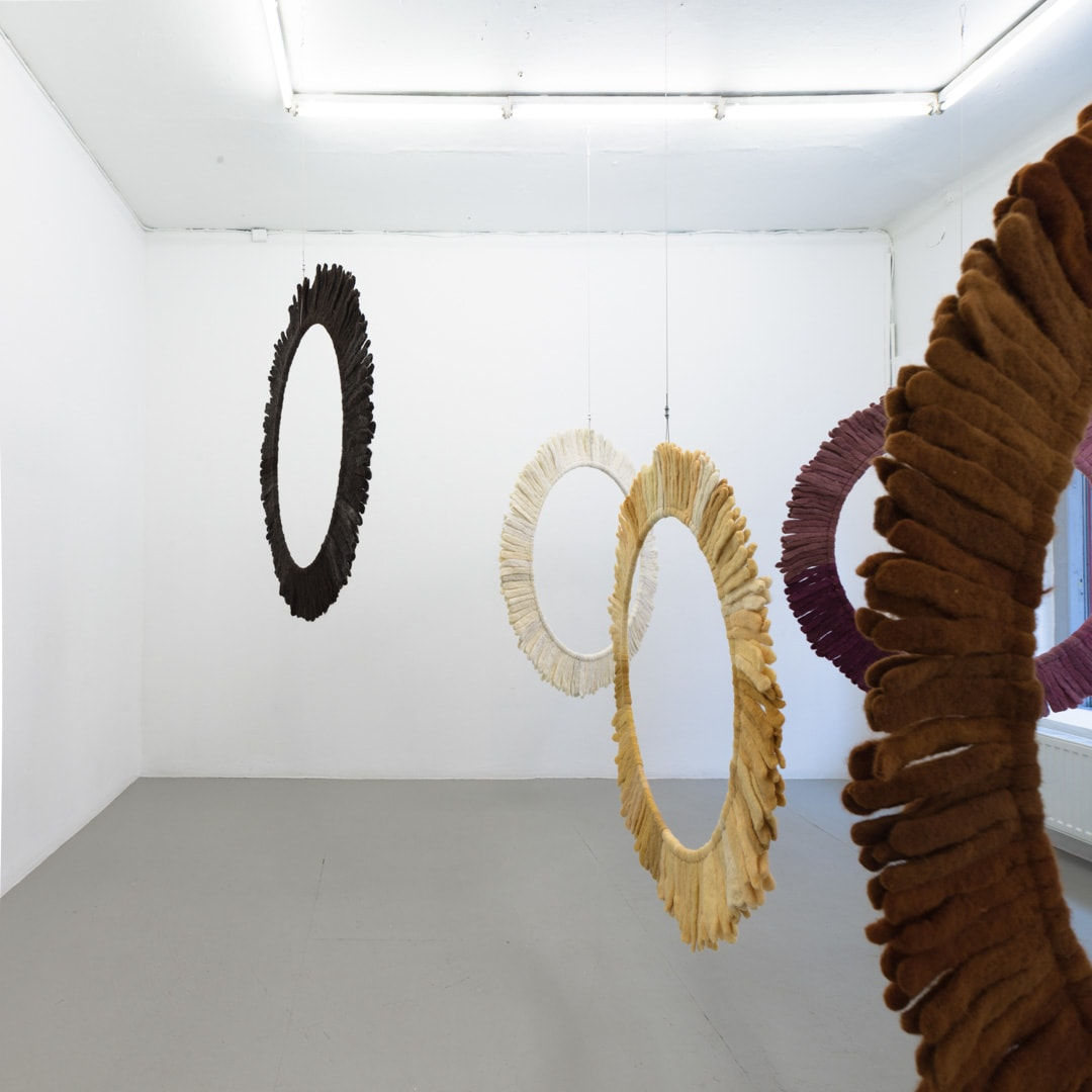 Helén Svensson, Inte nudda golv. Do not touch the floor, 2023