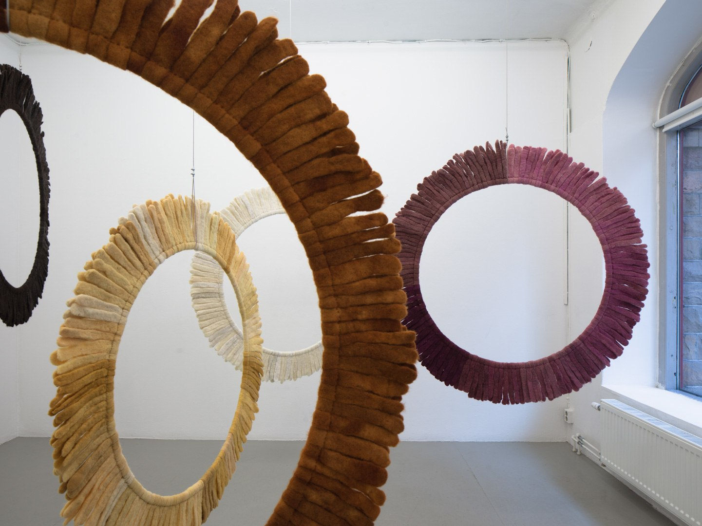 Helén Svensson, Inte nudda golv. Do not touch the floor, 2023