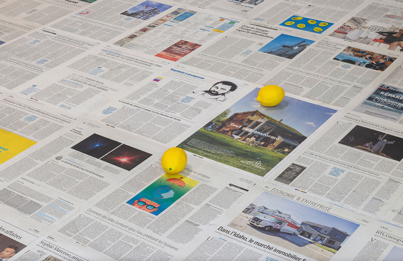 Claire Fontaine, Migrants, 2022