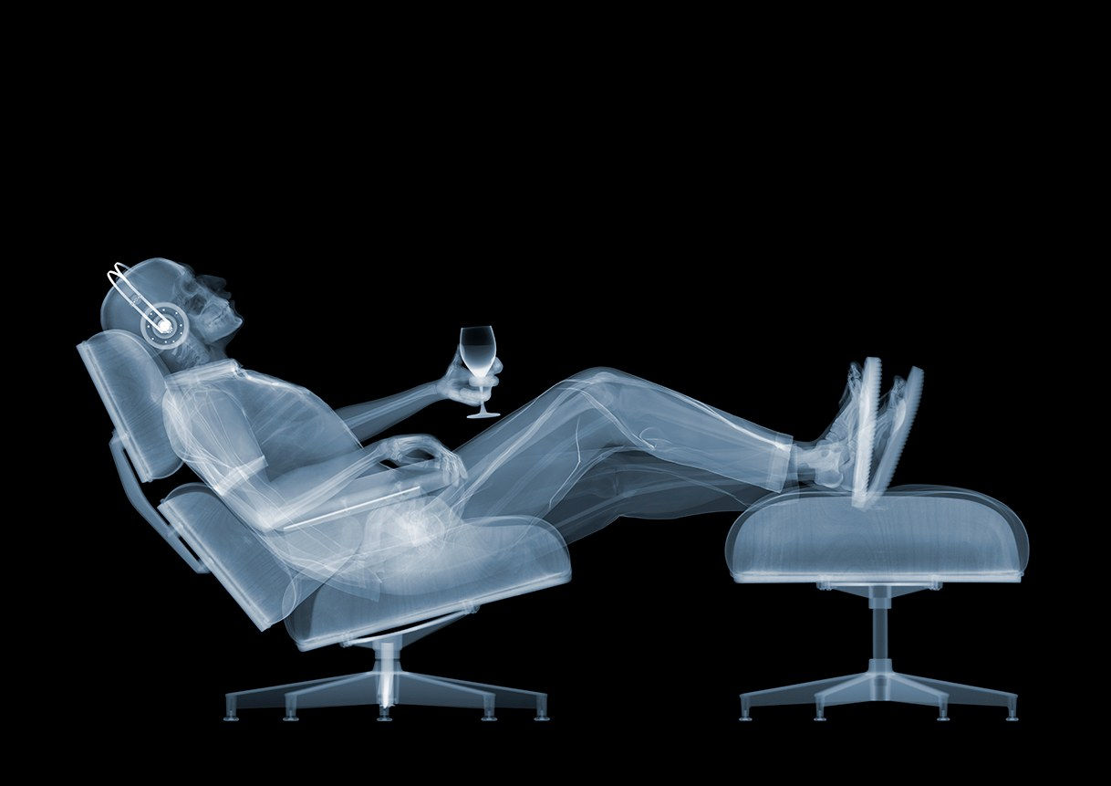 Nick Veasey, EAMES Chillin, 2022