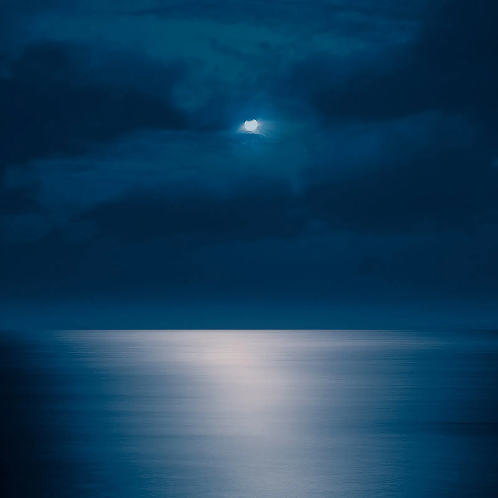 Burdeny photograph moon rising Maui