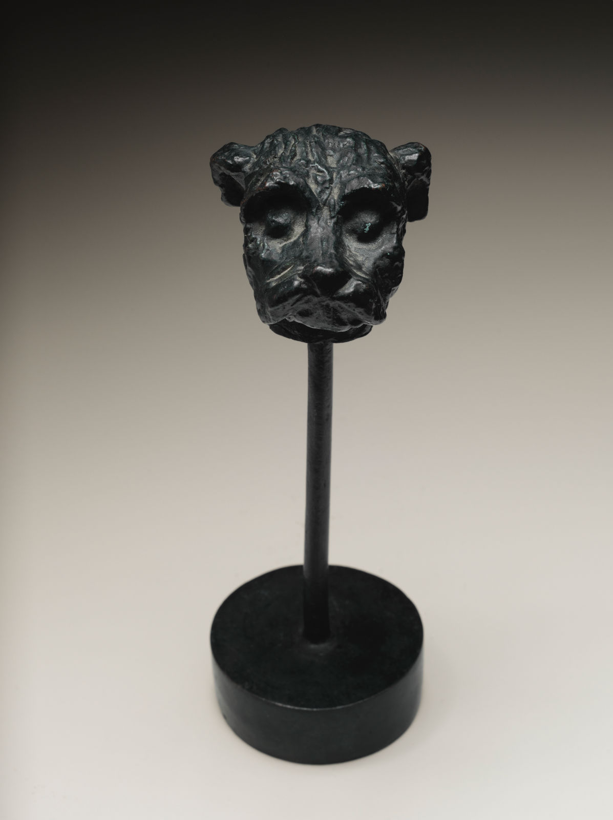 DIEGO GIACOMETTI: Tête Du Chien Willy Avec Poils, Circa 1980, Bronze à patine noire et verte, sur tige et socle circulaire