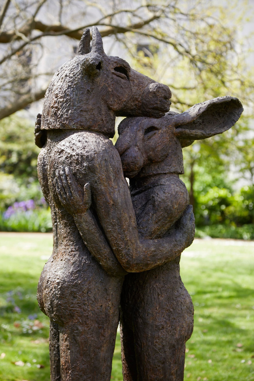 Sophie Ryder, Hugging, 2010