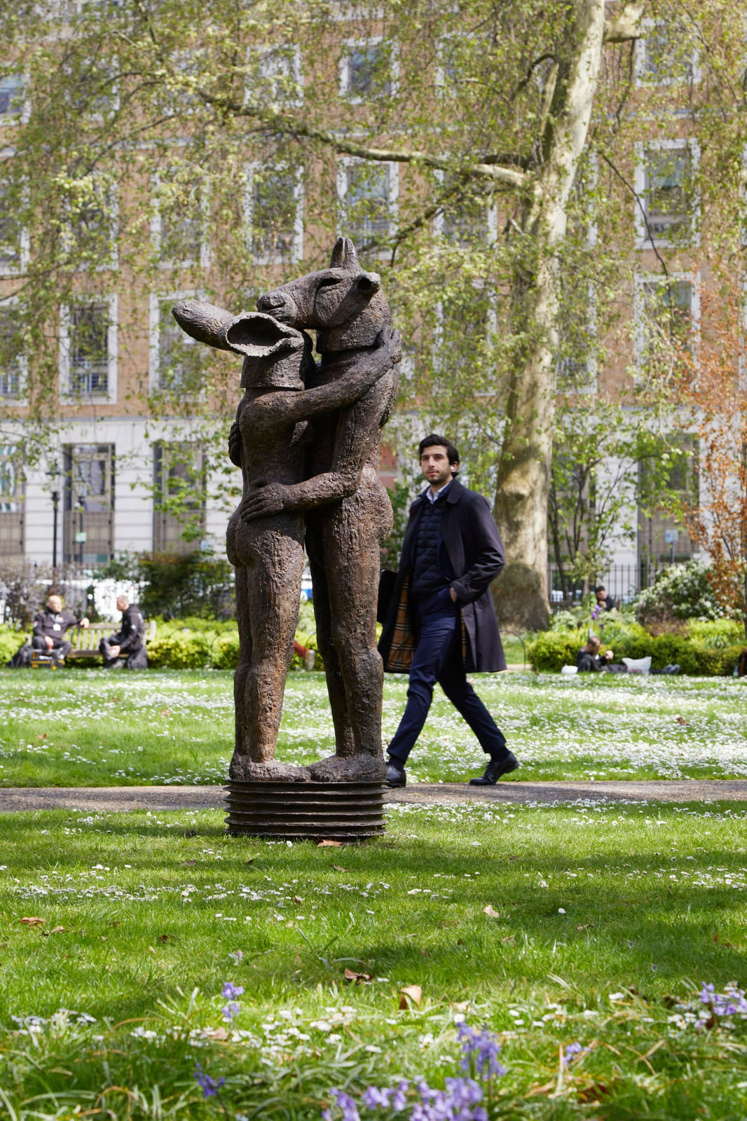 Sophie Ryder, Hugging, 2010