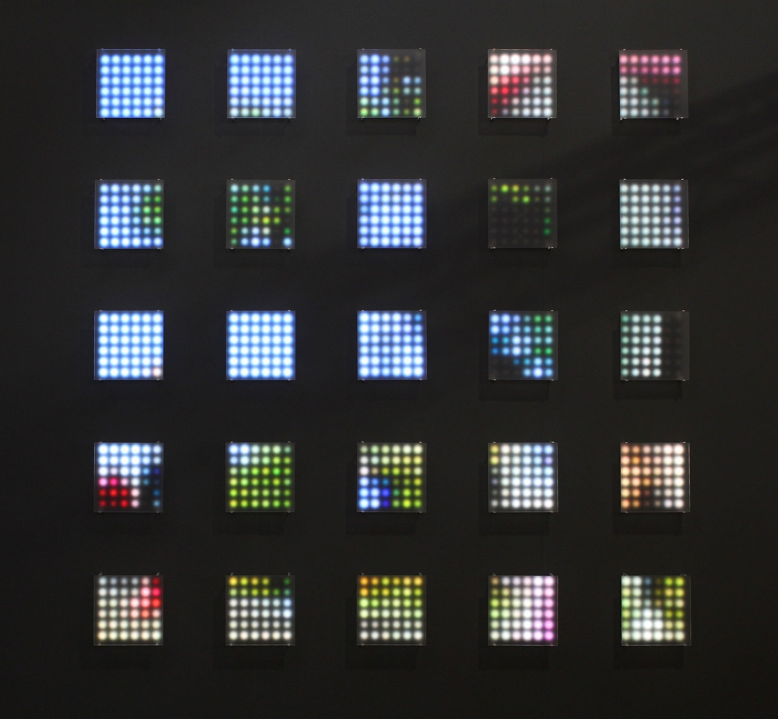 Jim Campbell, Scattered 25x (Marathon), 2016