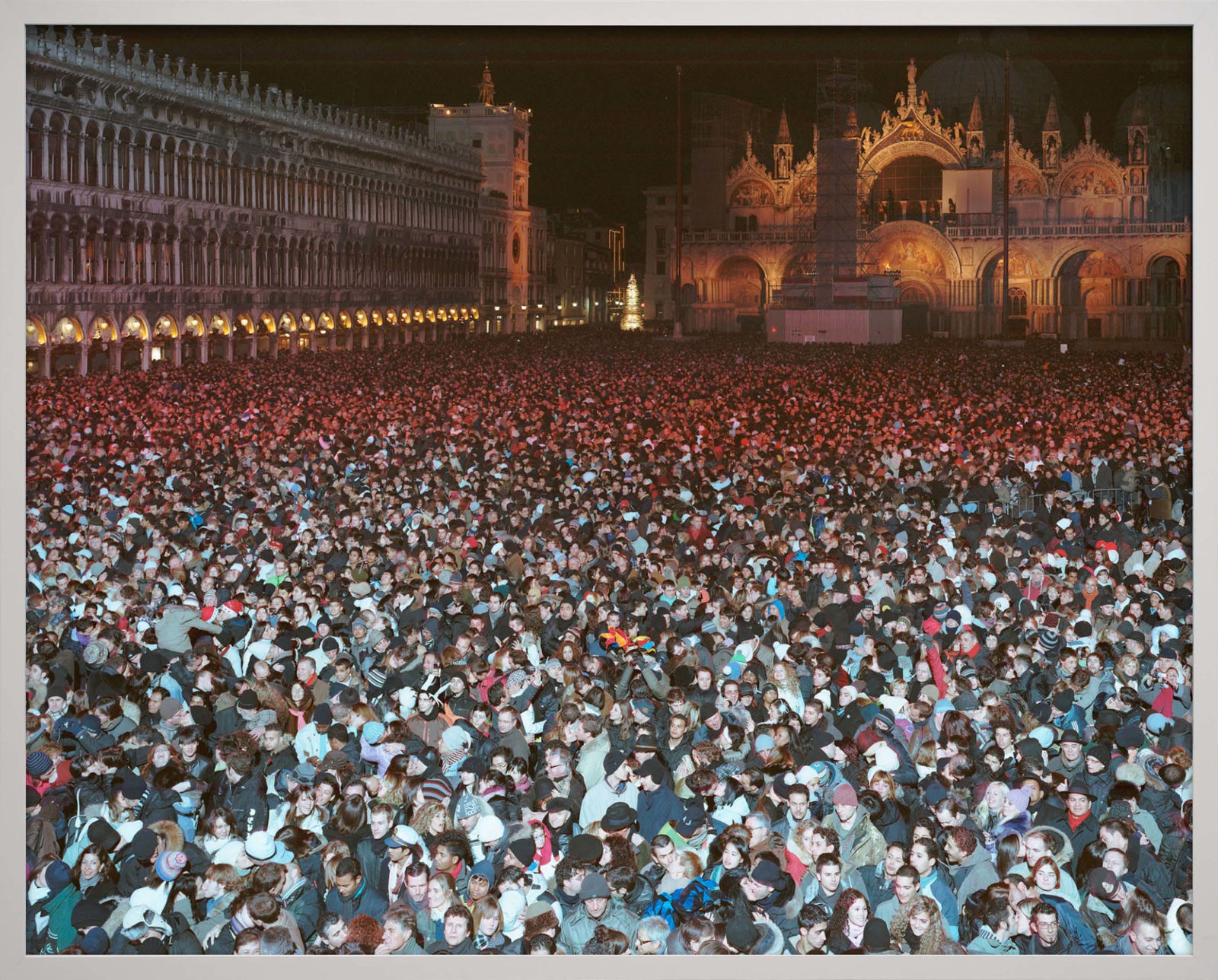 Crowd of couples kissing on New Year's Eve midnight in Venice, by Massimo Vitali