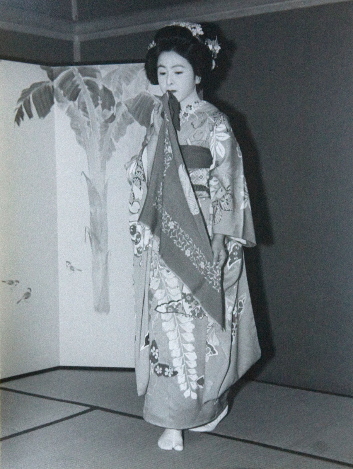 Vernacular Photography, Anonymous - Maiko in einem Restaurant in Tokyo, 1939