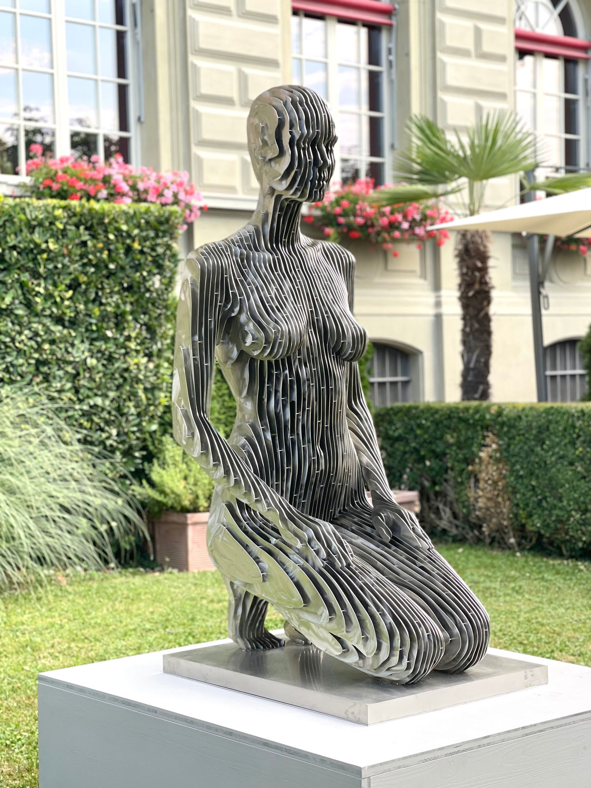 Julian Voss-Andreae, Kneeling Woman, 2021