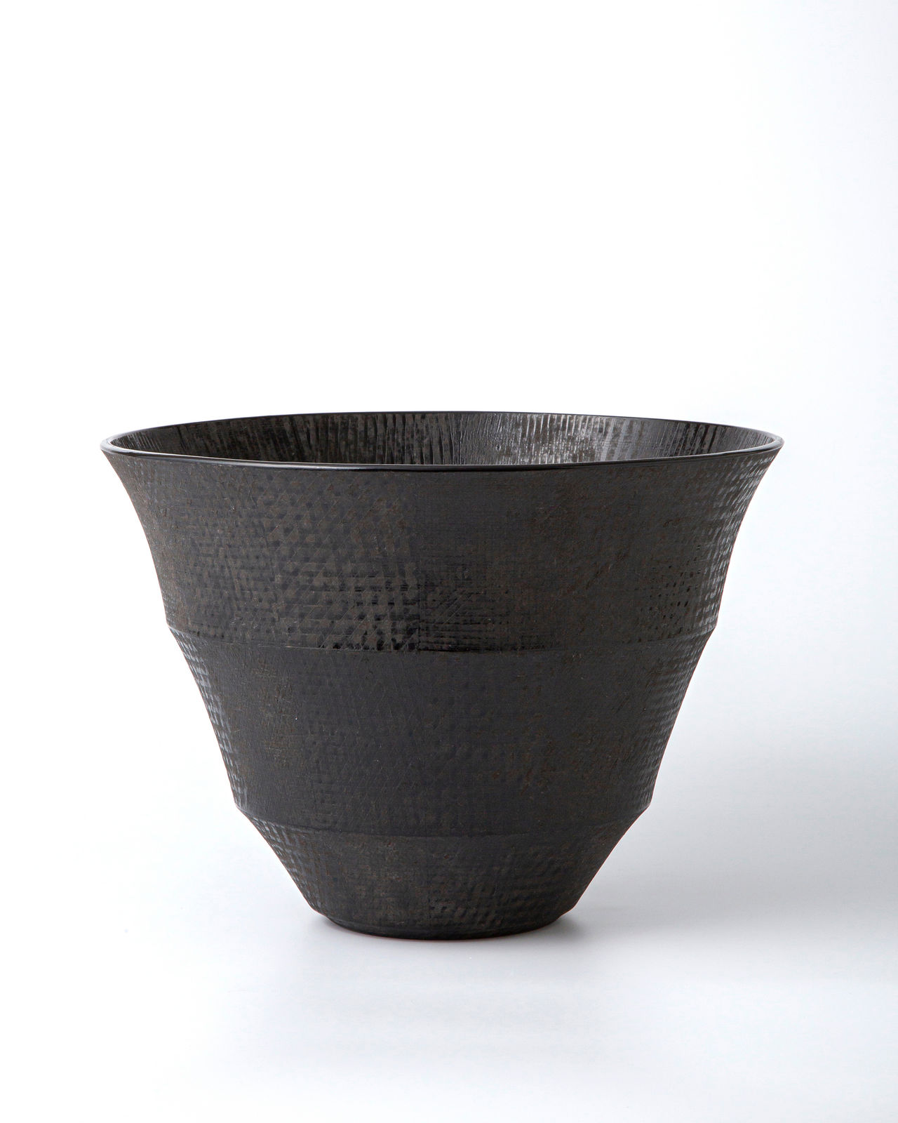 Masahiro Maeda | Deep Bowl with Overglaze Enamels and Silver Decoration 色絵銀彩深鉢 | 2023 | Ceramic | Ippodo Gallery