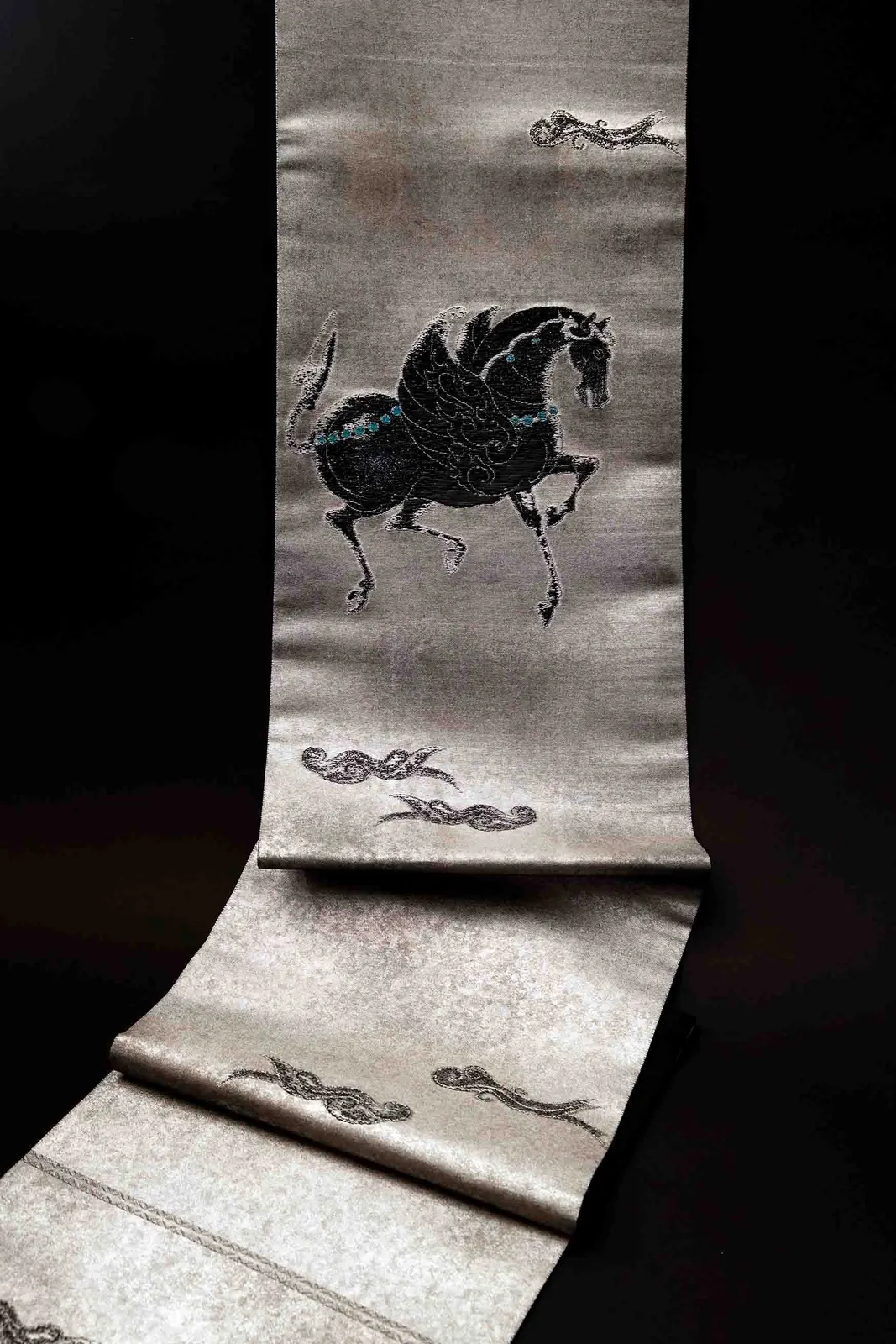 Kondaya Genbey, Fukuro Obi “Heavenly Horse of Horyuji Temple” Opal with Momoyama Period Surihaku Technique 袋帯　法隆寺天馬 ｵﾊﾟｰﾙ/桃山摺箔, 2020